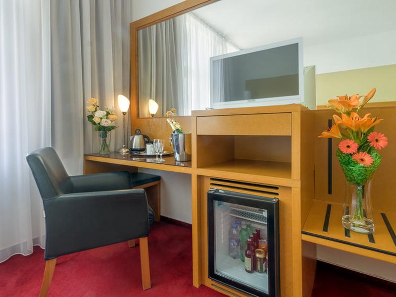 D7B300AA3C8BB3DCBE9B31F2AD2B4C1B