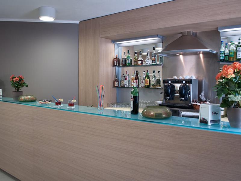 48F8870A6353BE5A1F7CEC6E37C47164