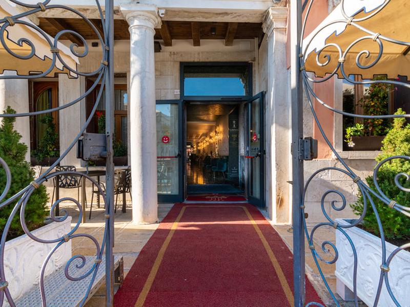 853ED2208D9B82D8D9229011459DE9C6