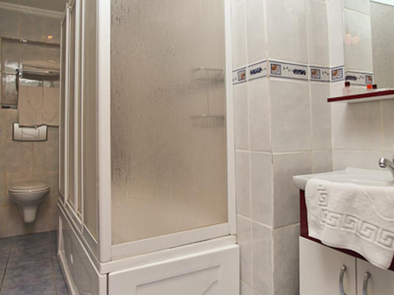 165B53575E13FC27C2146F17822C3B64