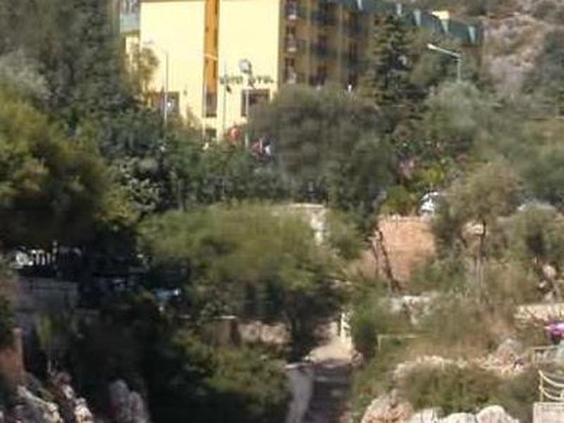 EFD579CA8E41AF4AACE205D7F42921CD