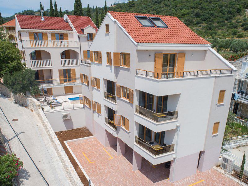 25F210CEF00247425ACBB1E96B2C56BE