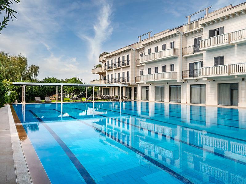 4F558A1FE4733F9C594745861945254C