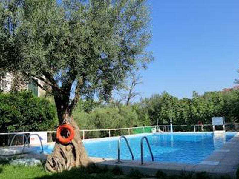 24ACD0C82159F9A577F46ABE35559B36