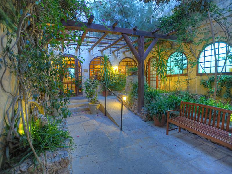 73D9708A7E9B8986E333F20D9791693B