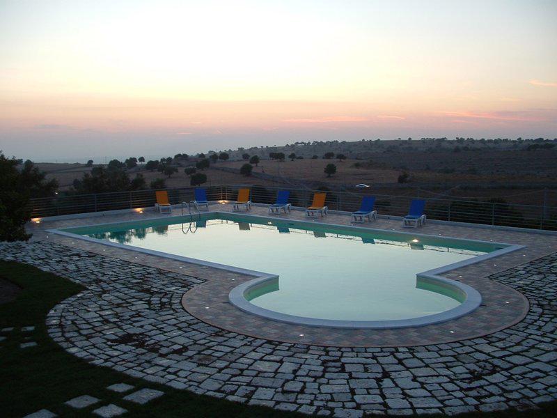 45AE529CA3E71F72138F59EB193EB351