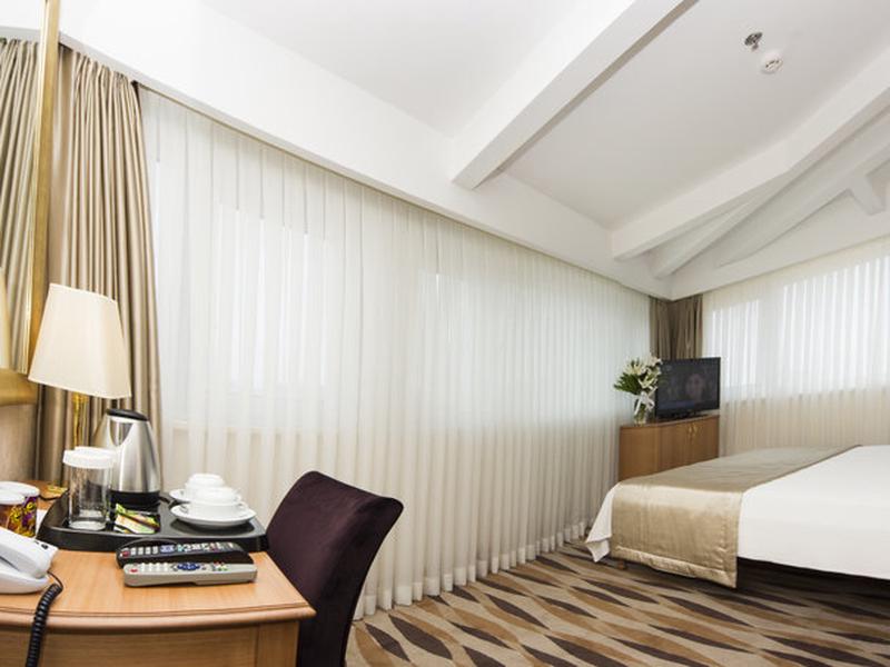 212F270EFB0F8F9C840961E8F2C688D9