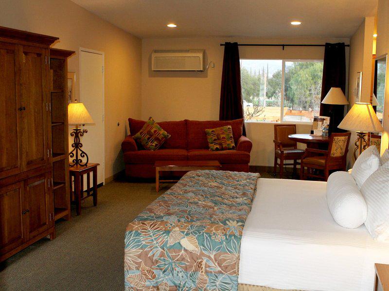 8DC4DB0A049F4F4636798D3BF8B1E400