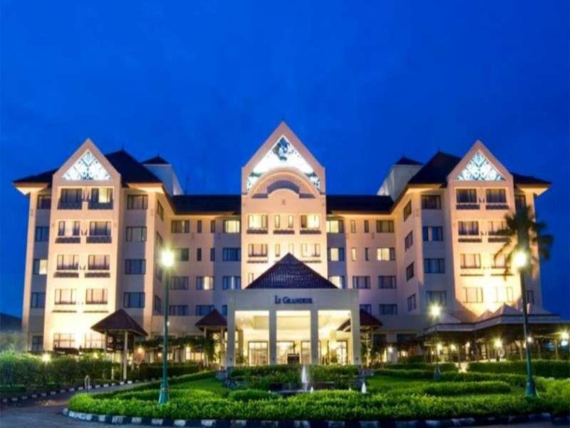 A22DF6F697F1ECF82418422884634591