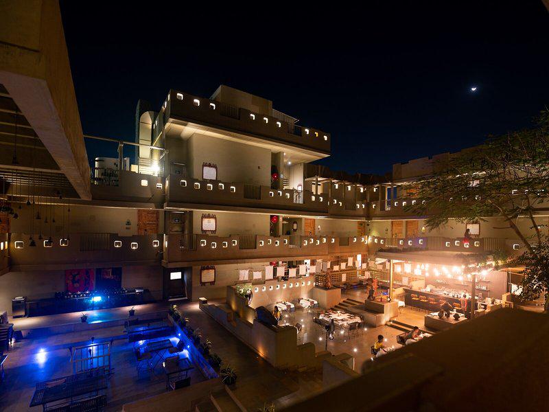 166ED196B590DFAD781C670929548047