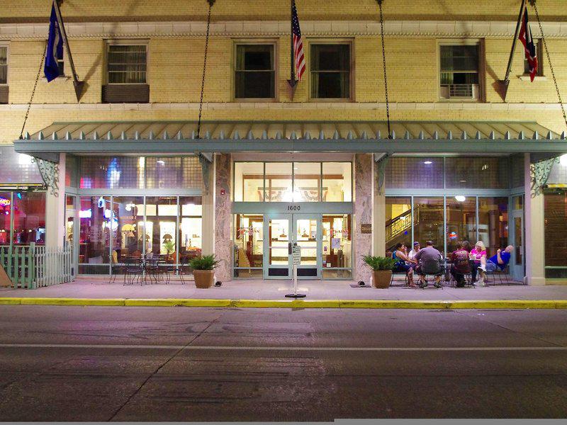 AE199780F8C659BB0A7773816D17CE8F