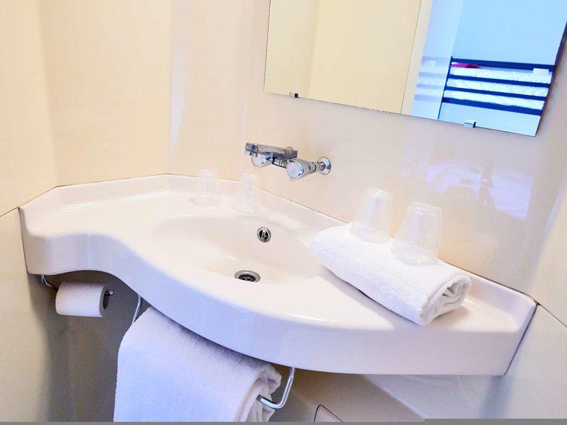 0FF3F7FC3DC7A9BC6A988F2B2204FF78