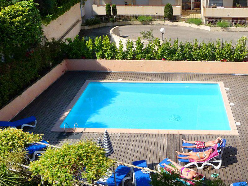 9B1272A49E854536EB2621F4624FB2BA