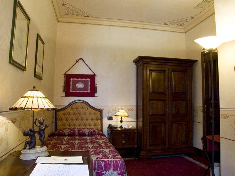 EF42BAB4D9035FA3F16C6834AA7F21F2