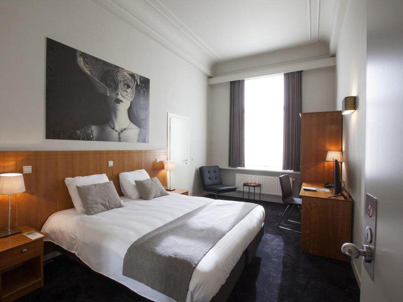 B12F8D0AAAC0D93E52D2317C7B5D7881