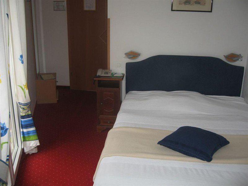 4CA4FF1BB404554ECE9D2AC3BBCEAECE