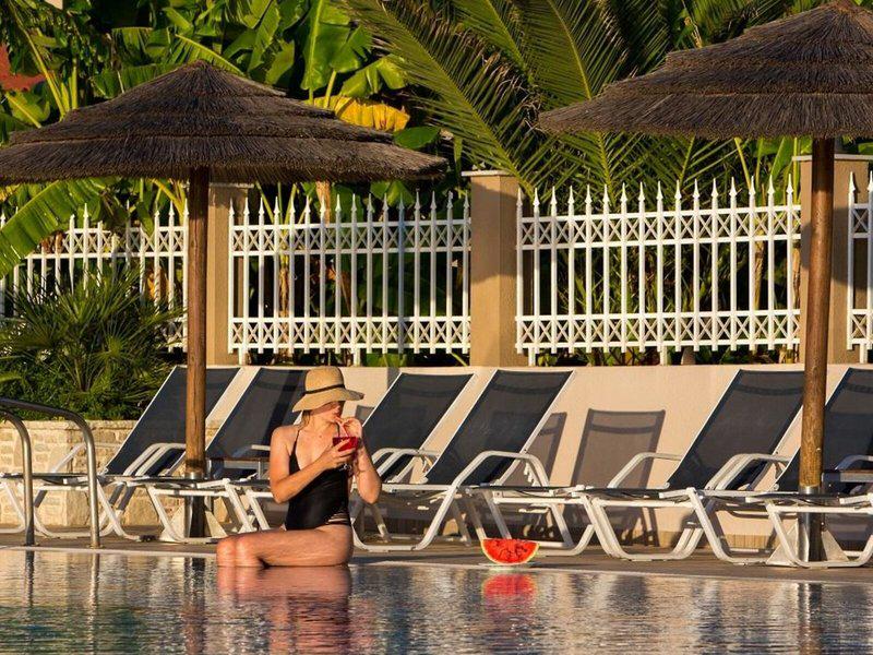 FC124F08580BE8D7ACD0DD410EAB7561