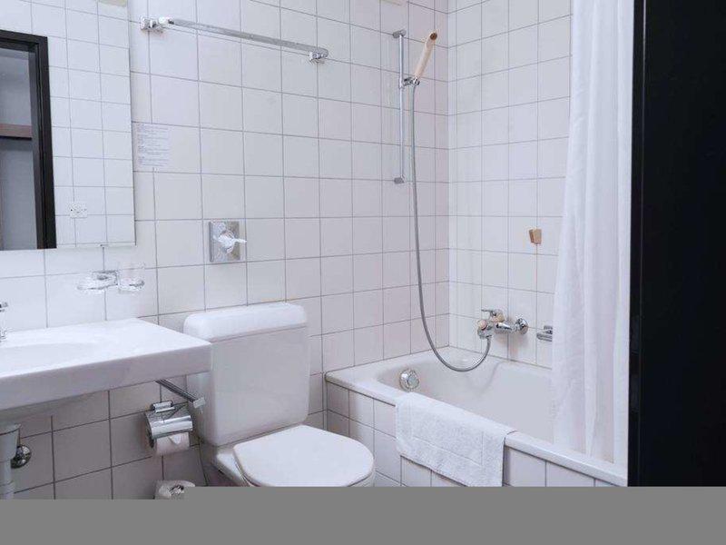 1E8B75244B9A5671EAF00C2E26FDA40B