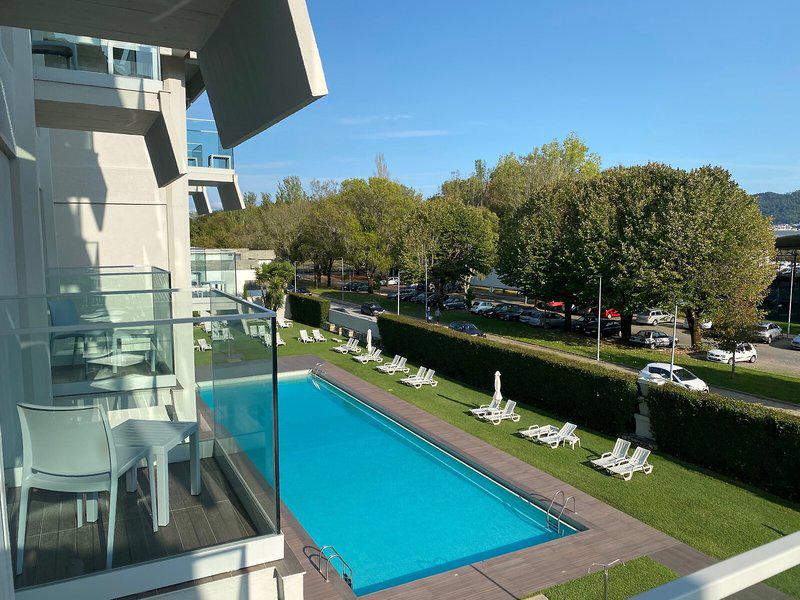 49B2B4E0F366AED19EBDA90977580ACE