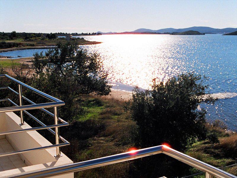 6F39DF8BA481F6F9E022D710C0DA9D51