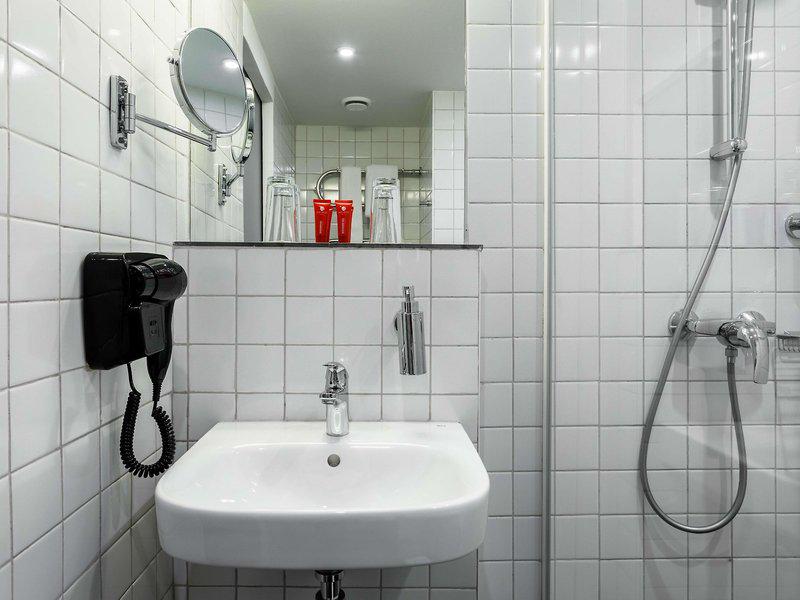 9BA9106BA06C95E4126F160F8B689062