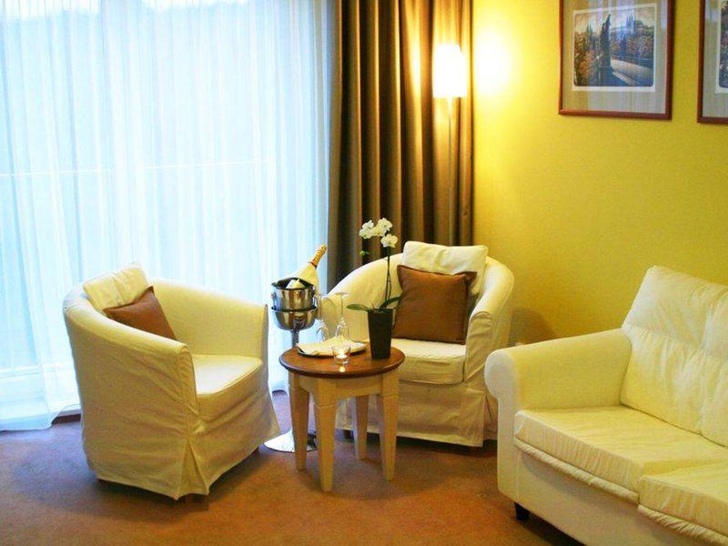 2C12C0E2338590B7F6F53D90D105D176