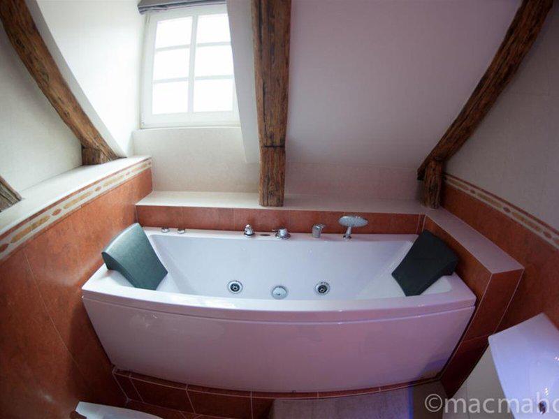 7B3EC82C6B2579BE52BE016B88FB03C2