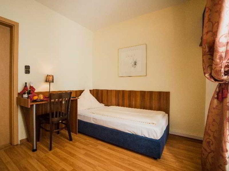 8B5345A2FAA0814F11D7824F939F83EA