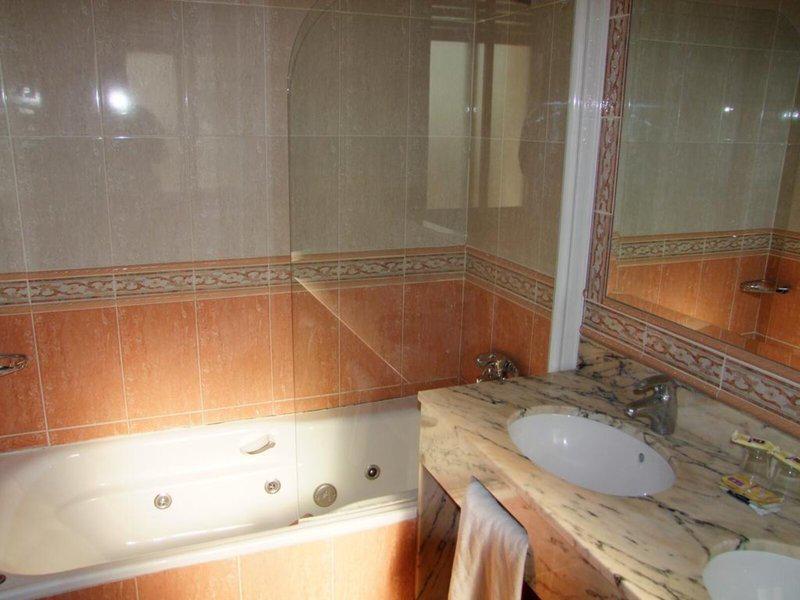 3678545F910CF242BC9DA3C124490144