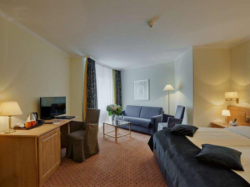 B6EE7FB720D3B0A043516A1CB377D100