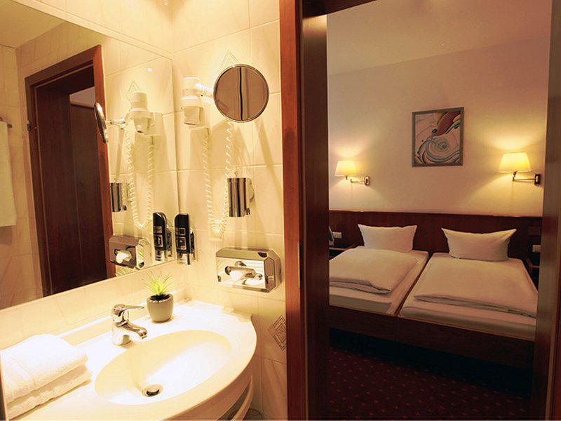 477F0BBA2C57A8DAAE9FEF88385328C1