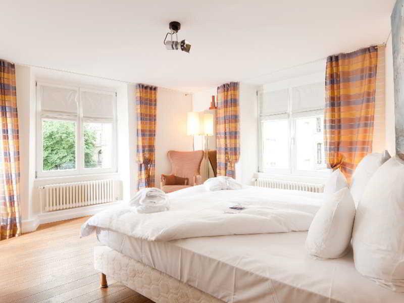 258C7FA03C29F5549A8CF1B76285AA06