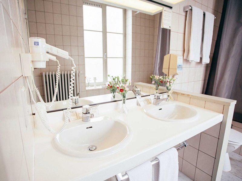 A9F0A2DD545F39D4106EB8E8E9B08BF1