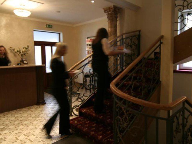 772380077F2CA570B955639005BA6F44