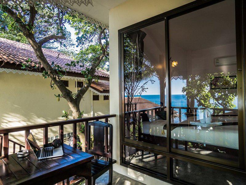 DB00B8938C5AC30FC103D02FFB38B19D