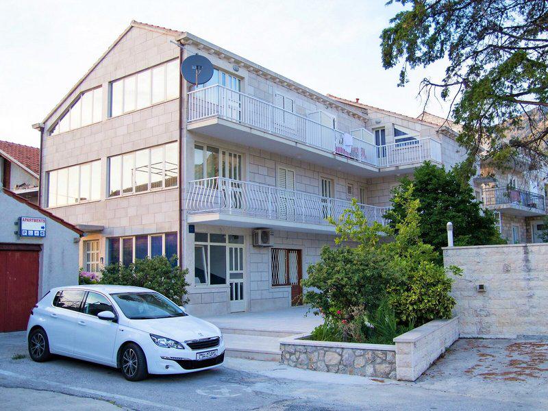 F3ADCA678382274EB72EACEE9E19EA28