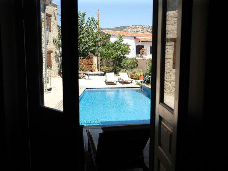 EB8E63D89F122AA58CC23B0D7B1A0335