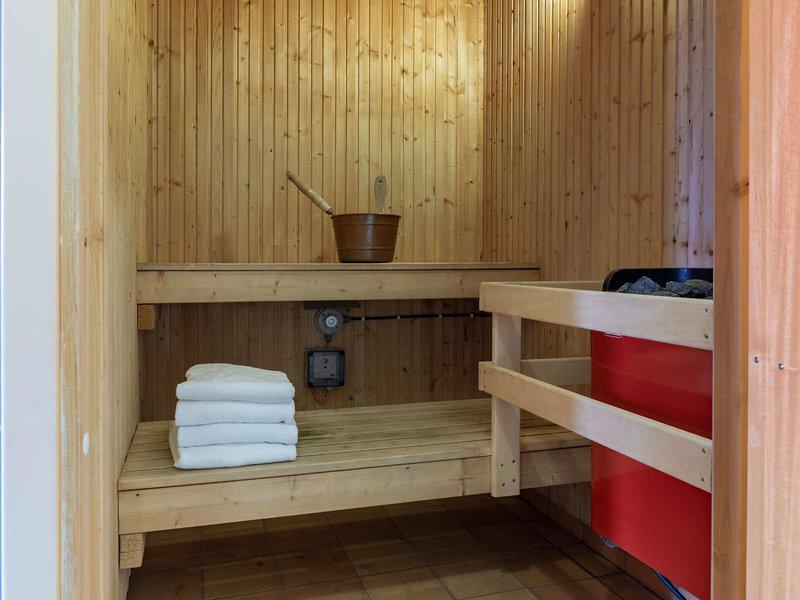 C64DE55957B8BC4B527F807C52996112