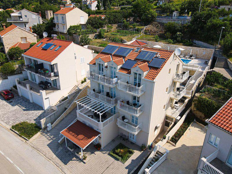 B63E24011963CC407420BDF6CE17B037