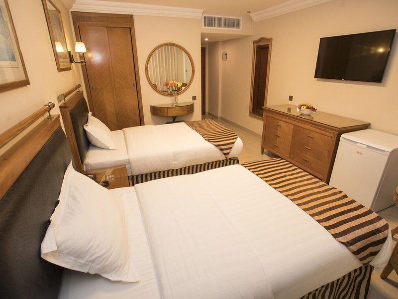 C9B57DF7EC1570851391D2E7A3FEC9A2