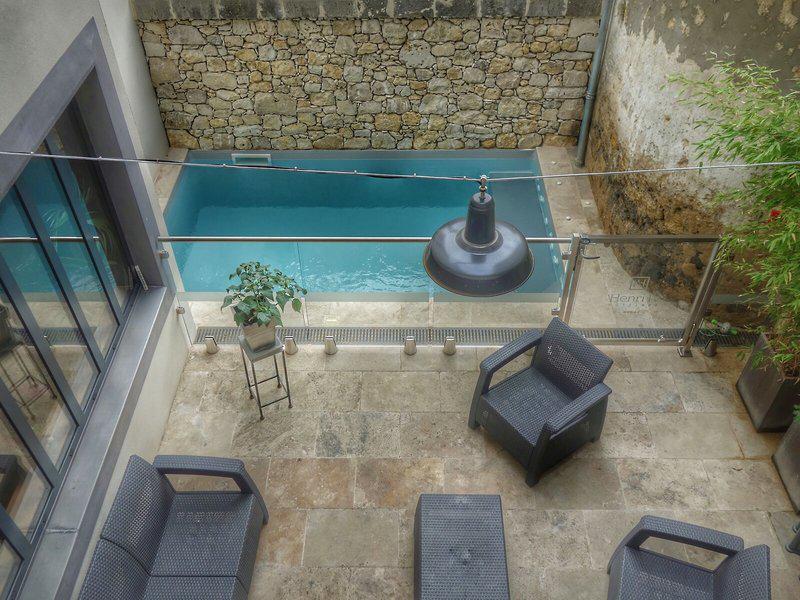 4EC7F1914D00C98FC6FED11963F1657B