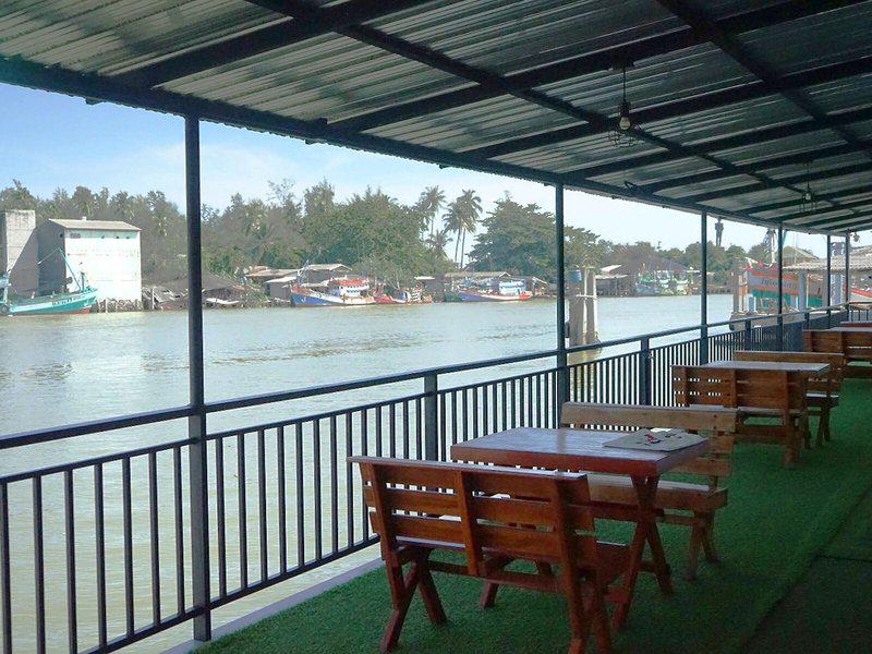 669A4DA25707C15E4B9F6A18FF0E4C2C