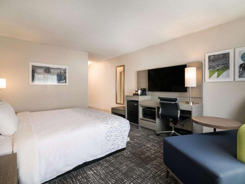 327326FF979F8F756E4F6F1C6A897C74