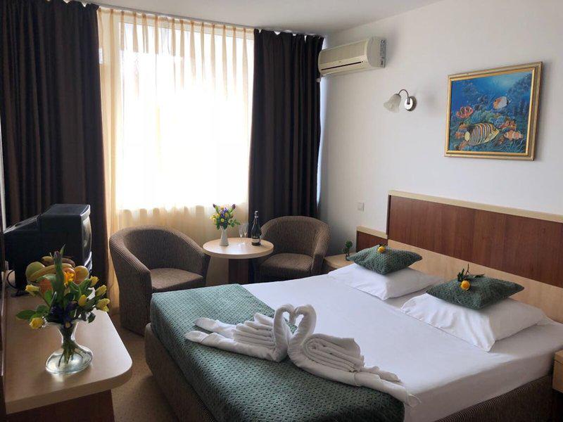 FDDB89DF0F8171C45A8584B6AAC19DB8