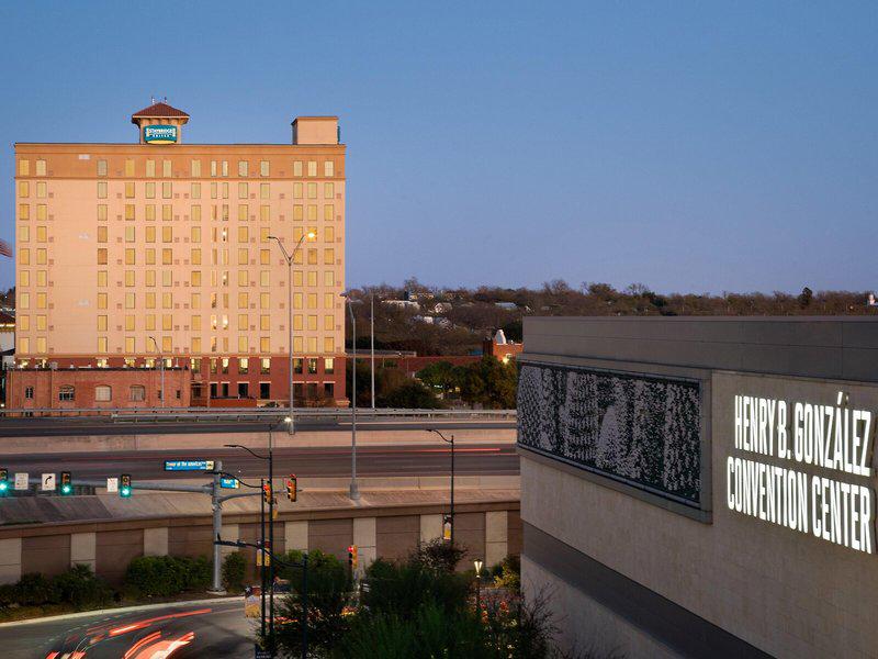 51DE04E15D39C3BAC32B52933688E0CA