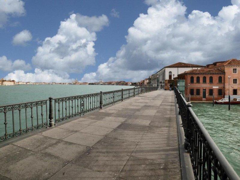 99A38B7603D8B2A6C1D3EA73981E38E5