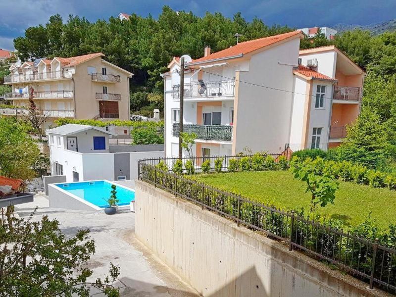 81AC66F2F686868CB86CF59577BAF6D3