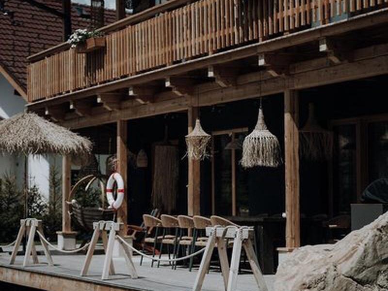 B6A330FBFC5F70F2377240627EEC8C5B