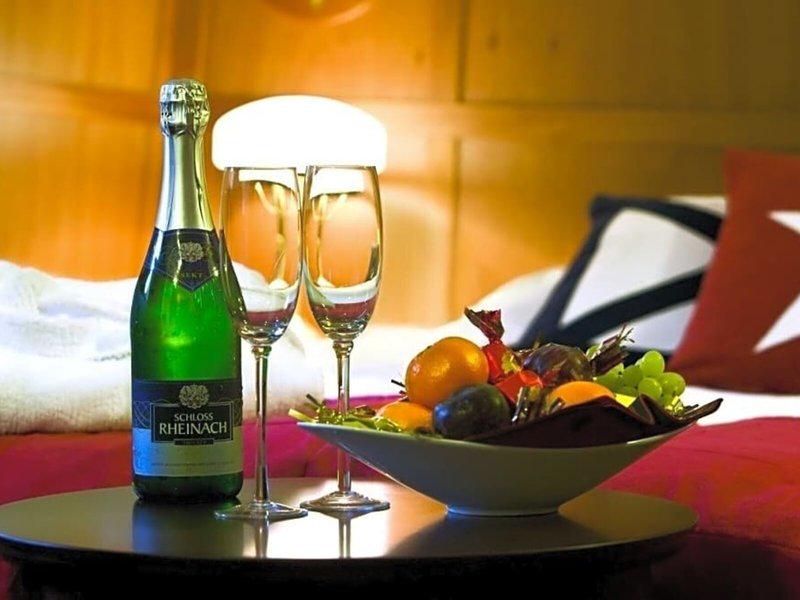 FBB99294B84B05D34C72325EB0A7035E