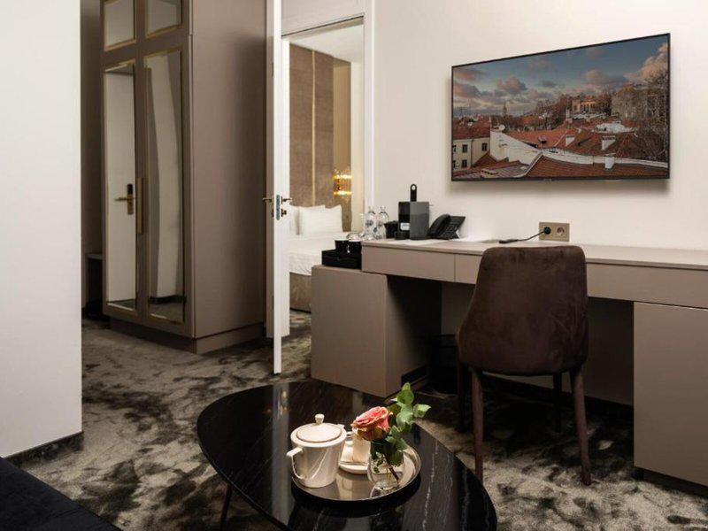 819C11DE9F5E7D9FC69B85B246699297